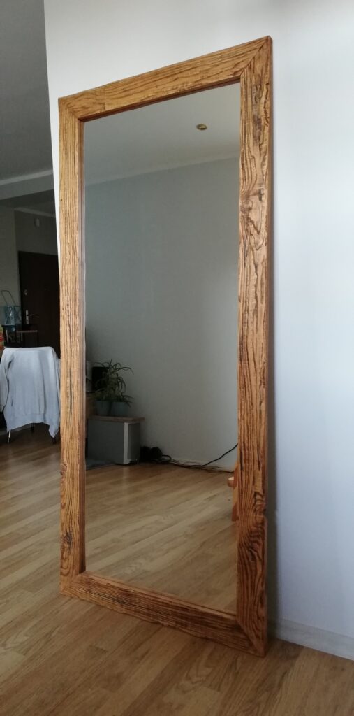 Lustro w dużej ramie - stare drewno