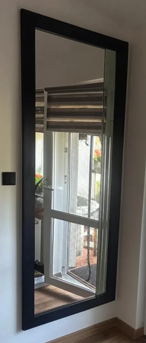 Lustro w czarnej matowej ramie