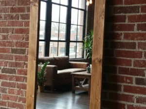 Lustro w drewnianej ramie brąz