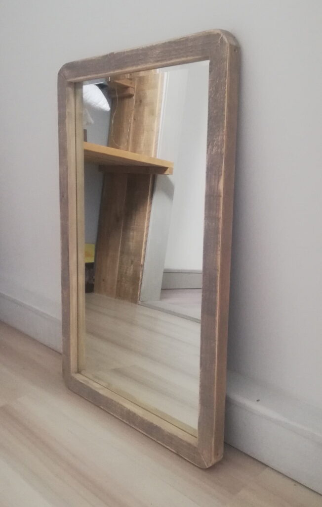 Nowoczesne lustro w ramie z drewna - szara patyna