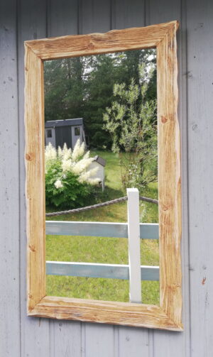 Lustro w jasnej ramie