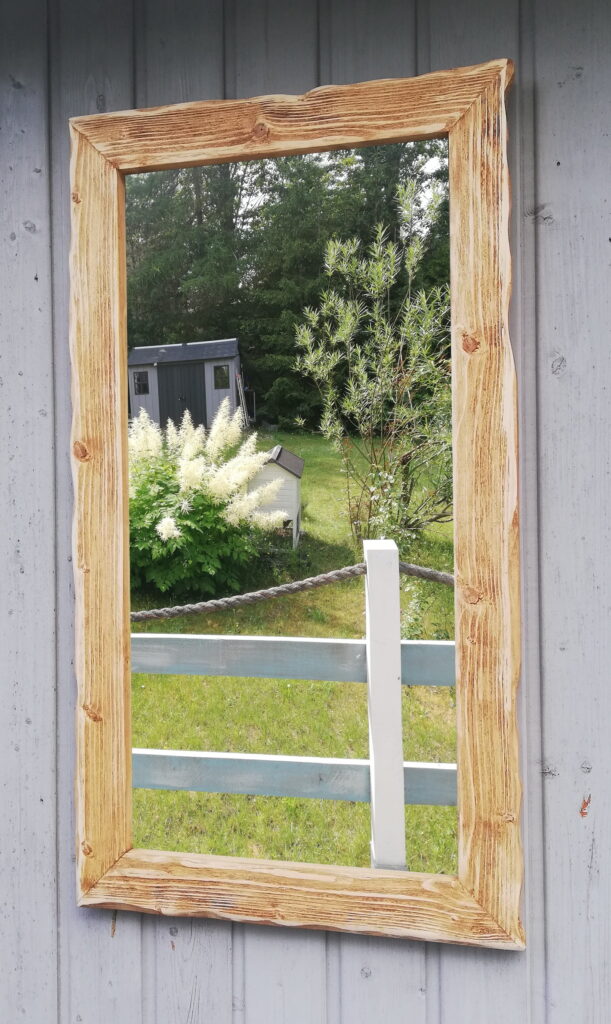 Lustro w jasnej ramie