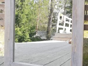 Lustro w szarej ramie - drewno rozbiorkowe