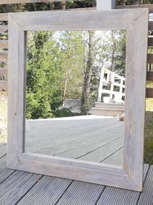 Lustro w szarej ramie - drewno rozbiorkowe