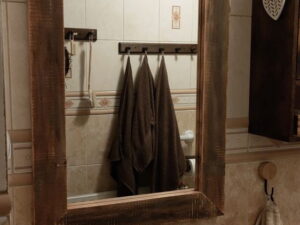 Lustro do łazienki w ciemnej ramie dąb - na wymiar