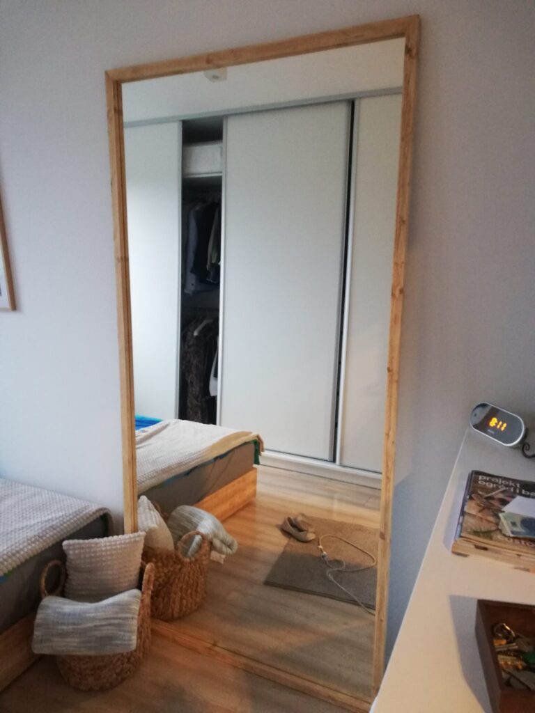 Lustro w wąskiej ramie z drewna - na wymiar