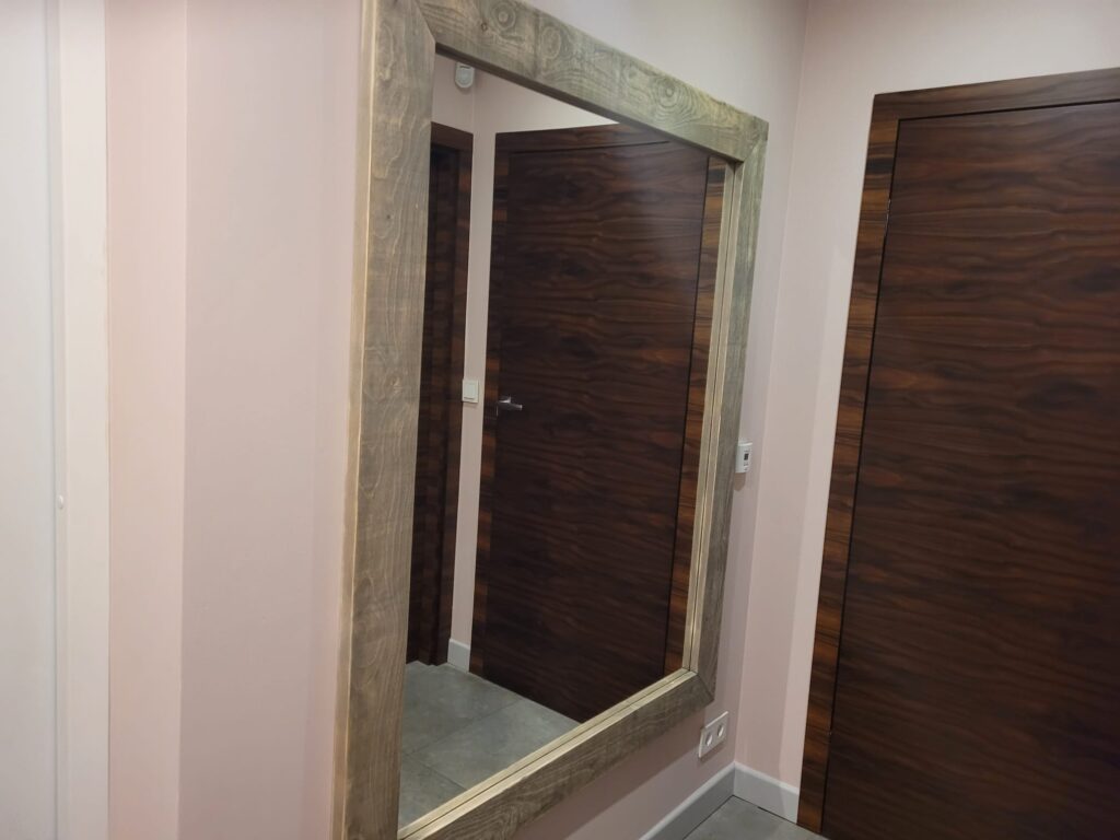 Lustro w dużej szarej ramie - na wymiar