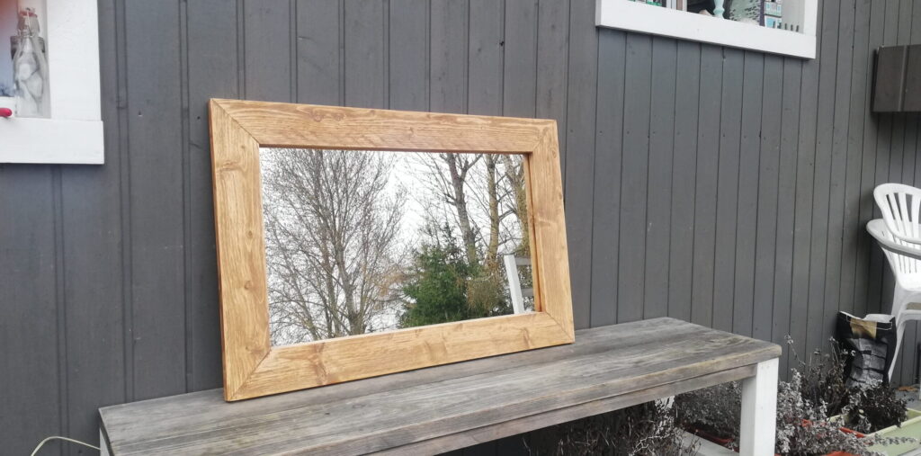 Lustro w jasno brązowej ramie