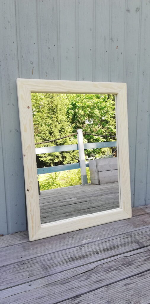 Lustro w drewnianej ramie - kolor jasny