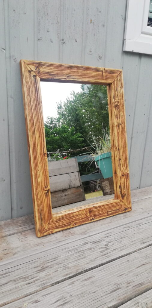 Lustro w brązowej drewnianej ramie - łazienka