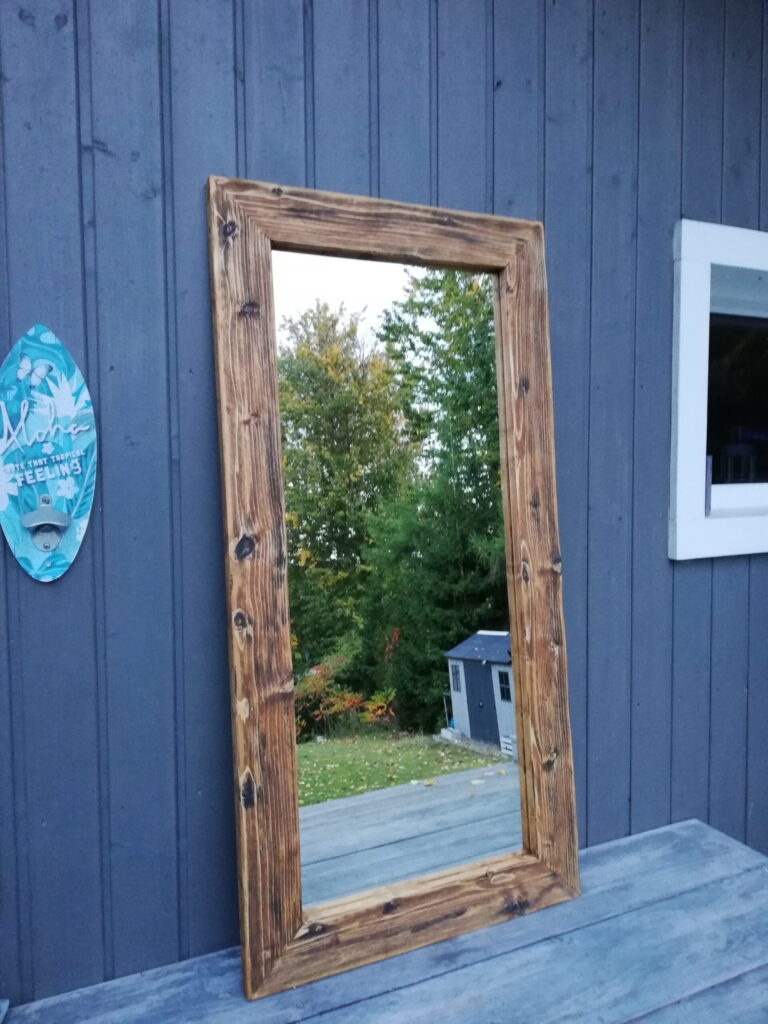 Lustro w dużej brązowej ramie - na wymiar