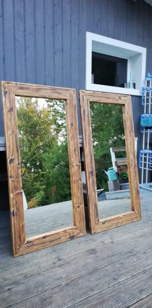 Lustra w drewnianych ramach