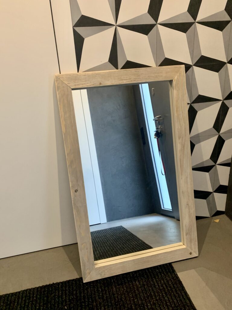 Lustro w ramie - drewno rozbiórkowe
