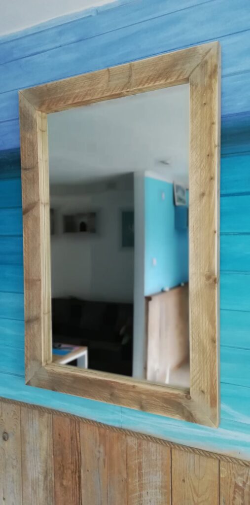 Lustro w ramie ze starego drewna