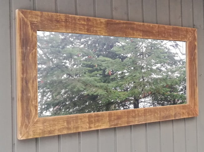 Lustro w ciemnej drewnianej ramie na wymiar