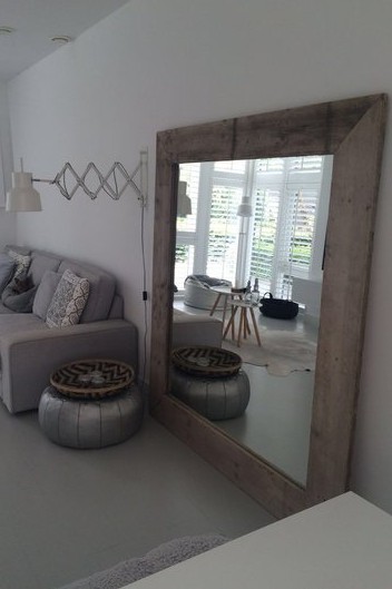 Duże rustykalne lustro w ramie