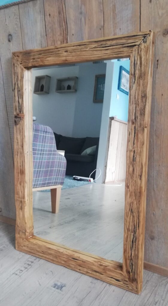 Lustro w ramie z naturalnego drewna - produkt na wymiar
