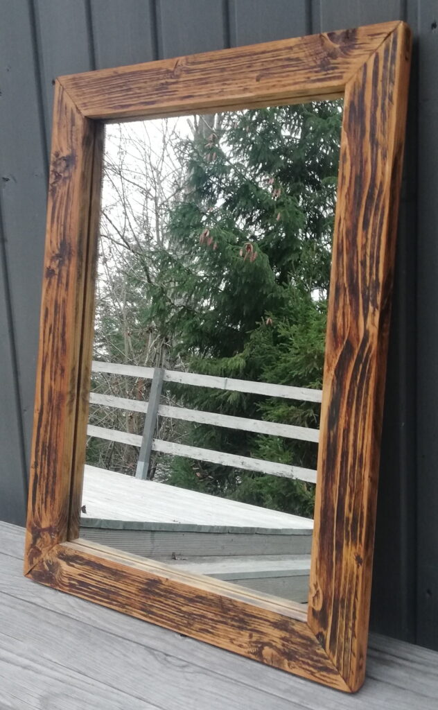 Lustro w ciemnej ramie