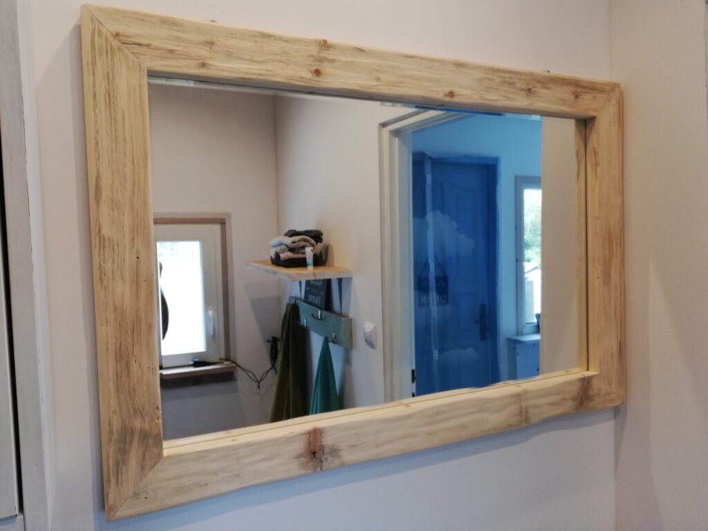 Lustro w jasnej ramie - na wymiar