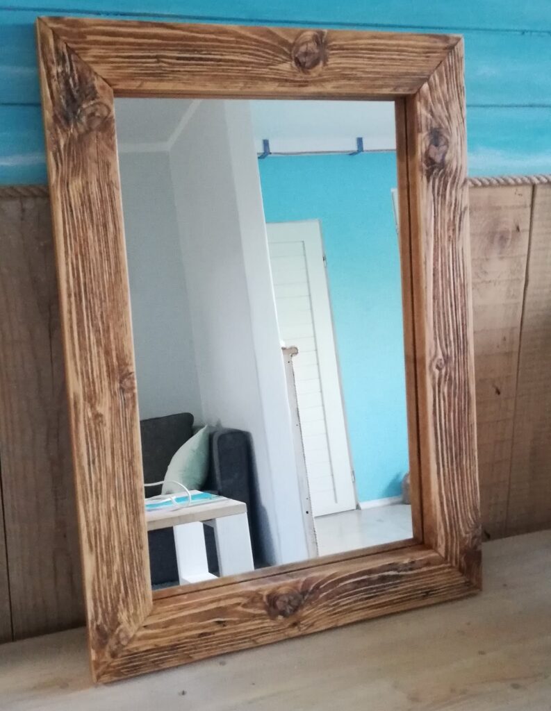 Lustro w ramie ze starego drewna - brąz