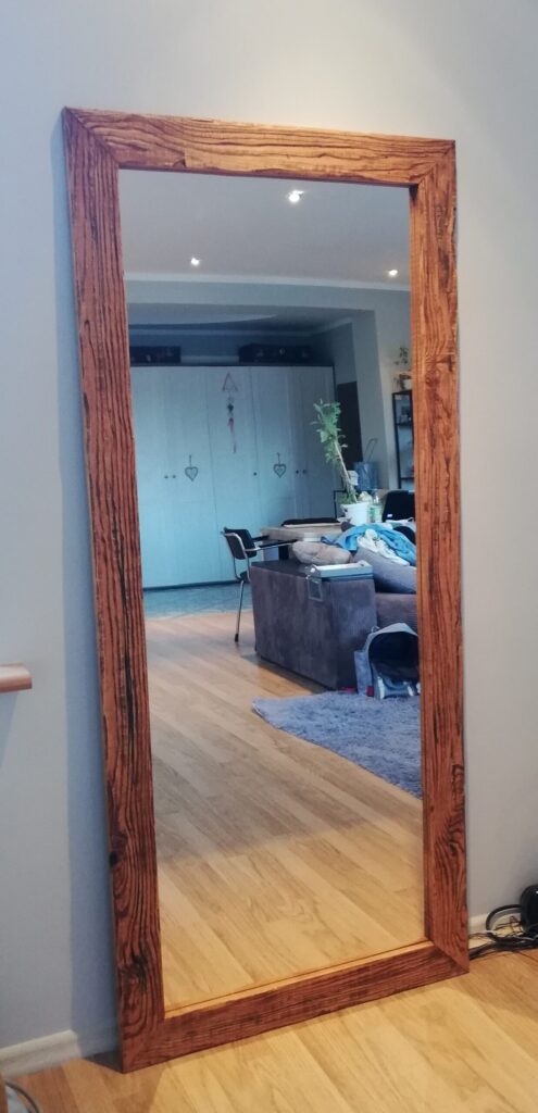 Lustro w brązowej ramie - stare drewno