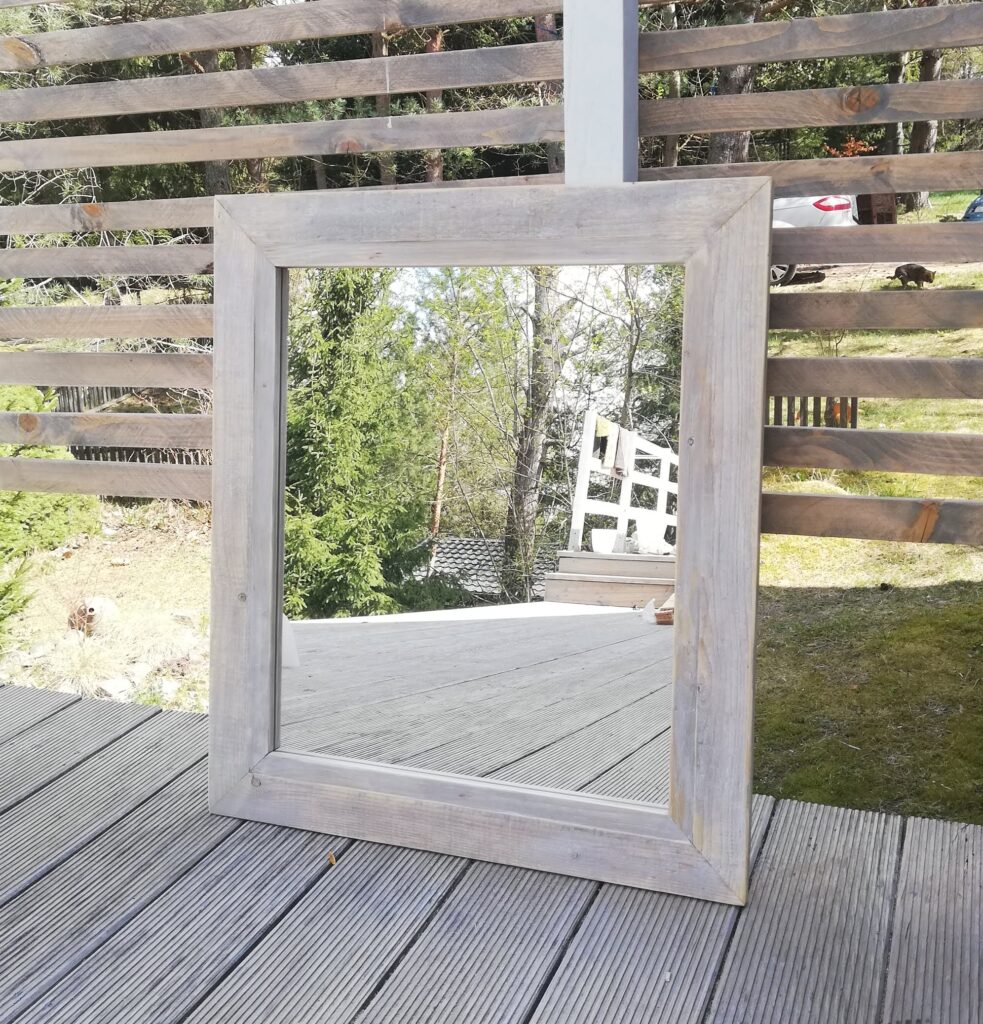 Lustro w szarej ramie - stare drewno