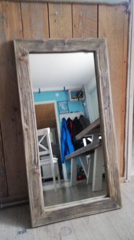 Lustro w ramie ze starego drewna - szara patyna