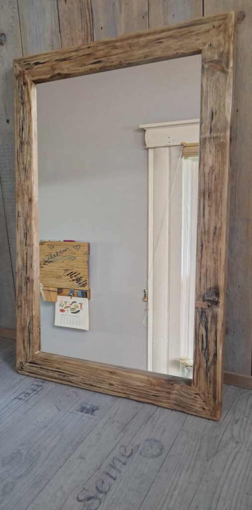 Lustro łazienkowe w drewnianej ramie - na wymiar