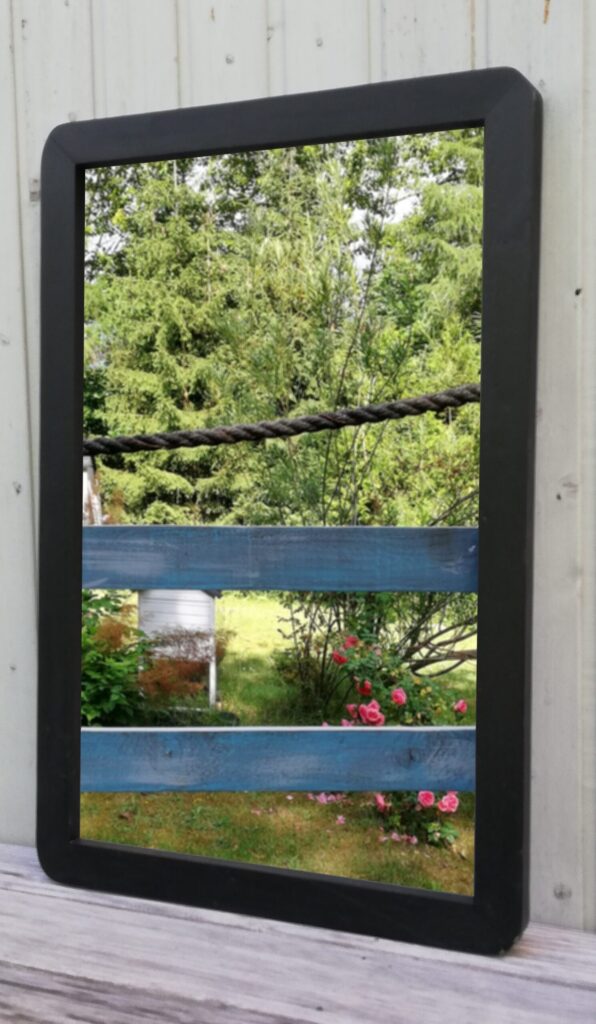 Nowoczesne lustro w czarnej ramie