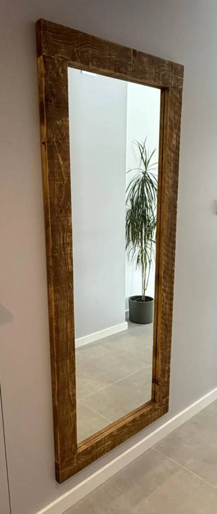 Lustro w ramie z drewna na wymiar - brąz