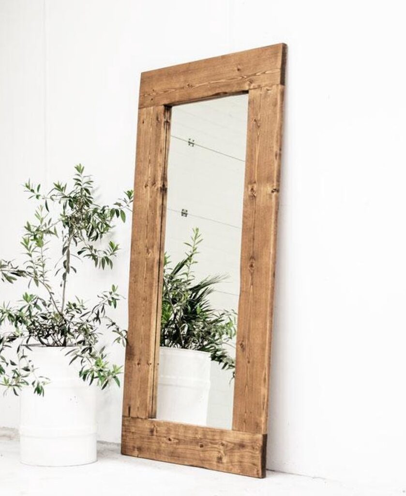 Lustro w drewnianej dużej ramie- rama prosta