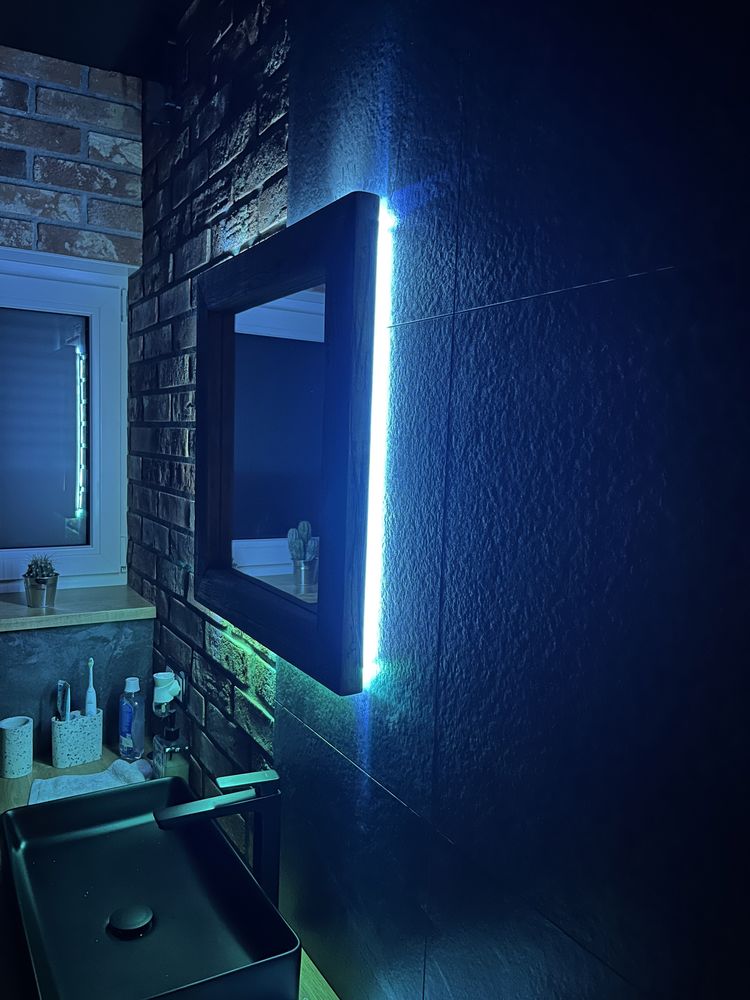 Lustro w ramie z drewna - LED