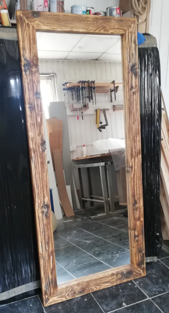 Lustro w ramie ze starego drewna - brązowa patyna